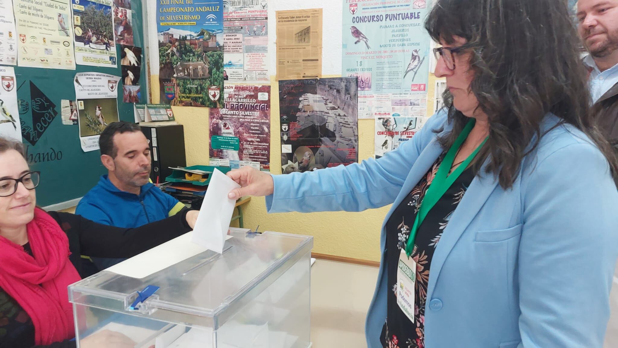 Momento de la votación de la candidata de Unidas Podemos, Juana Cazorla