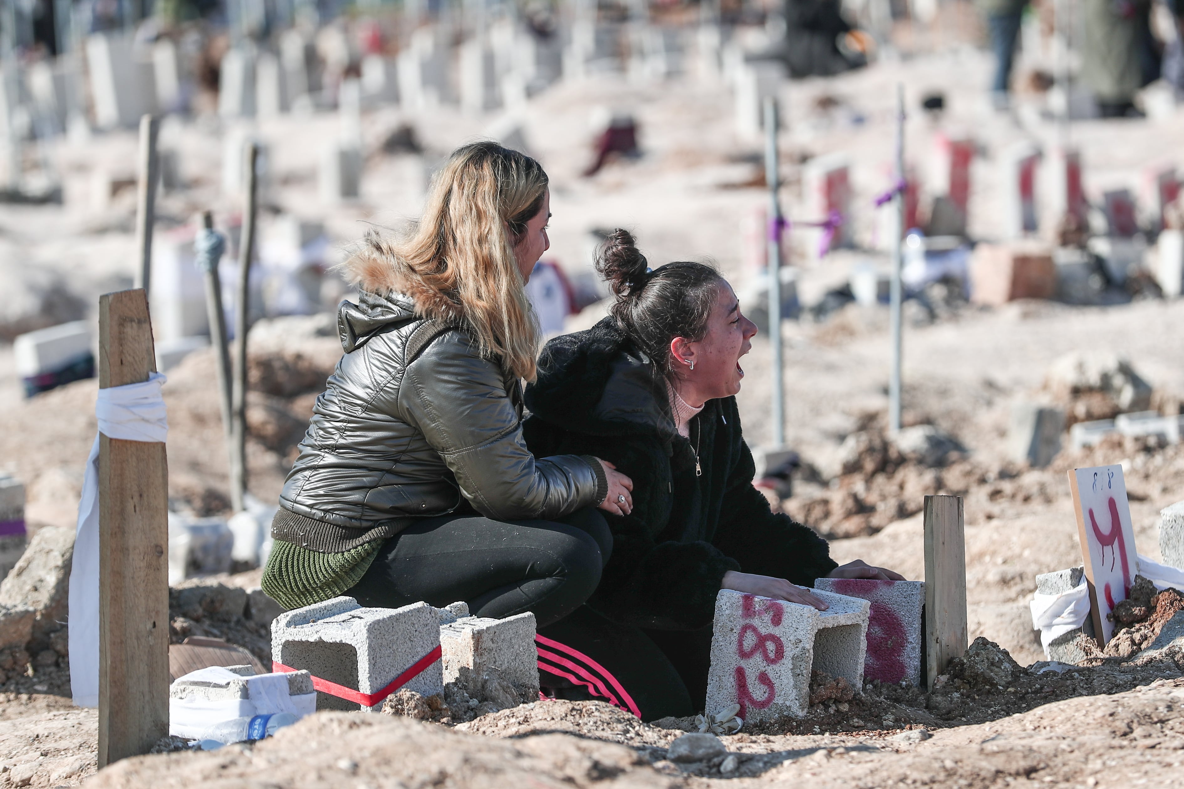 Despedida de familiares víctimas del terremoto en Adiyaman (Turquía).