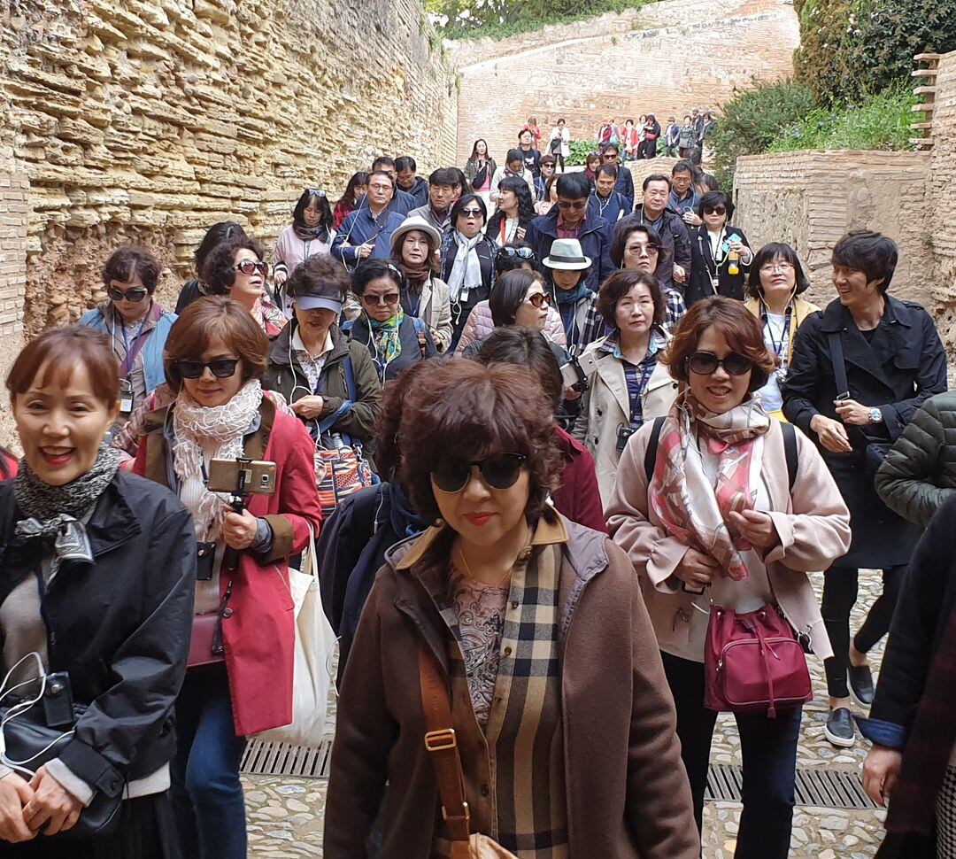 Turistas asiáticos en la Alhambra (Granada)