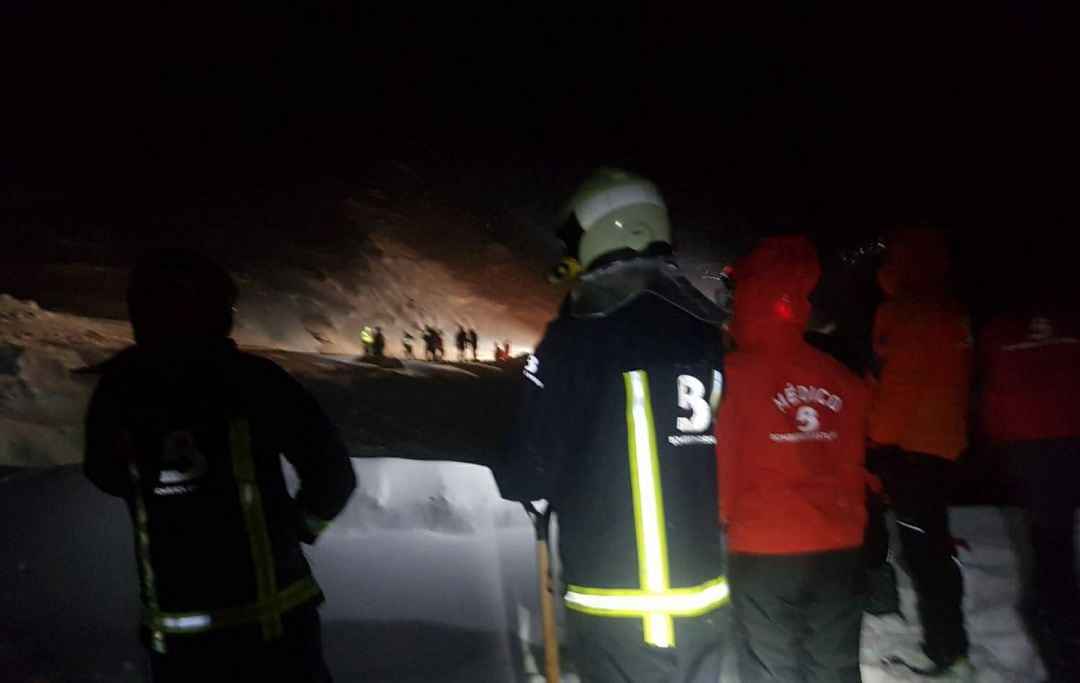 Miembros de la Guardia Civil y del Servicio de Emergencias del Principado (SEPA) durante la búsqueda de los dos operarios desaparecidos en la carretera del puerto de San Isidro 