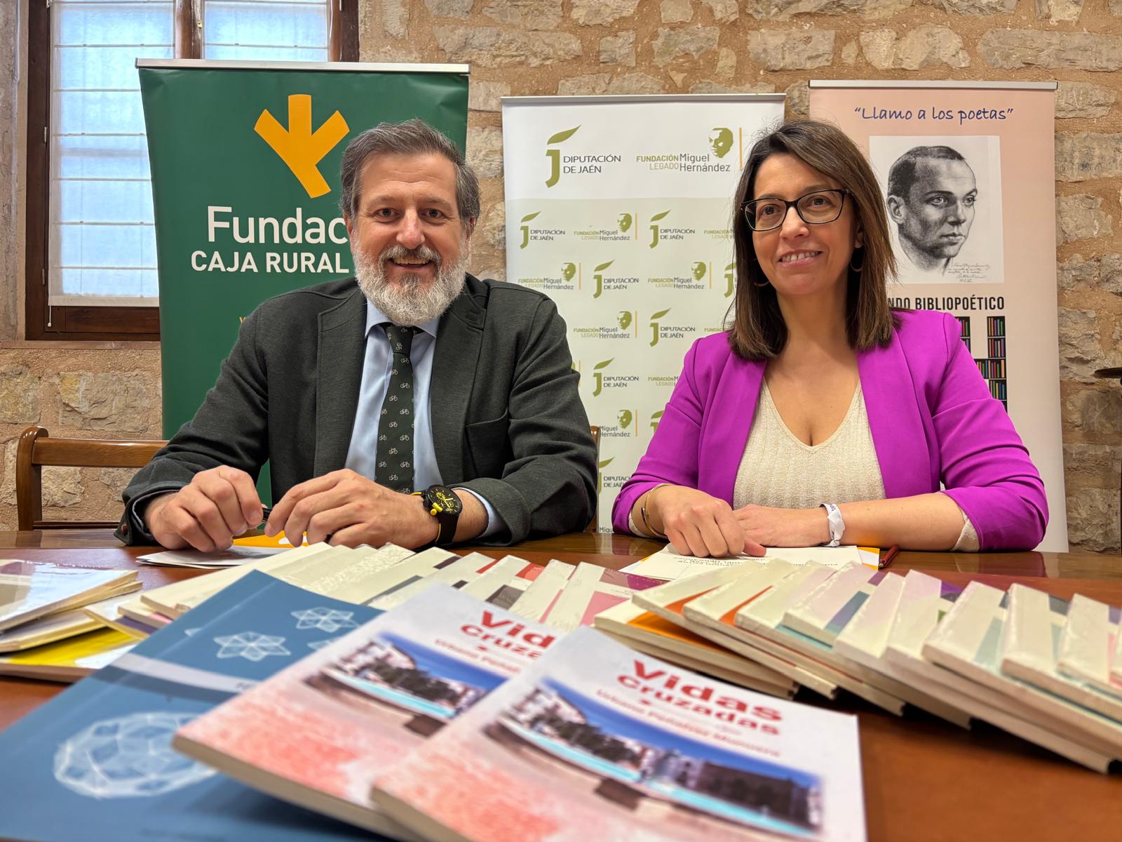 Firma del convenio para la donación de libros entre la Fundación Caja Rural de Jaén y la Fundación Legado literario Miguel Hernández, con Luis Jesús García Lomas y África Colomo.