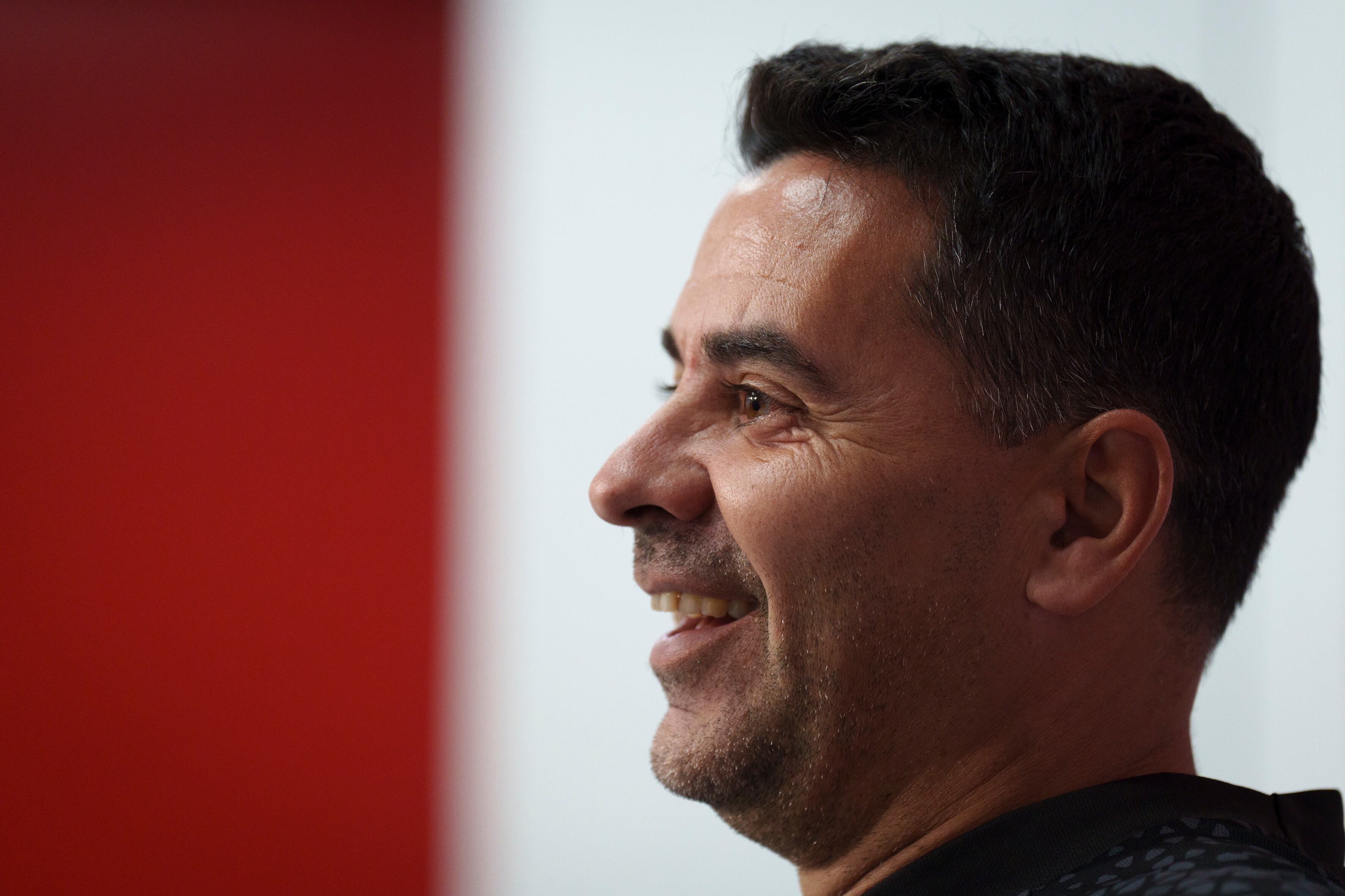 GRAFCAT9153. GIRONA, 02/02/2024.- El entrenador del Girona FC, Michel Sánchez, durante la rueda de prensa posterior al entrenamiento que el equipo gironí ha realizado este viernes en las instalaciones de La Vinya para preparar el partido de LaLiga que mañana disputarán ante la Real Sociedad. EFE/David Borrat