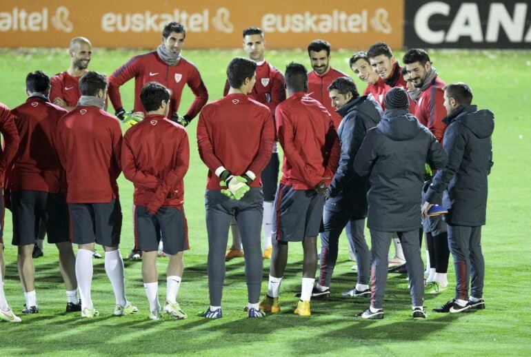 GRA319. LEZAMA (BIZKAIA), 09/12/2014.- Los jugadores del Athletic Club de Bilbao escuchan a su entrenador Ernesto Valverde (3d) durante el entrenamiento realizado esta tarde en las instalaciones deportivas de Lezama (Bizkaia), previo al partido que disputarán mañana frente al BATE Borisov en San Mamés, correspondiente a la última jornada de la fase de grupos de la Liga de Campeones.EFE/Alfredo Aldai