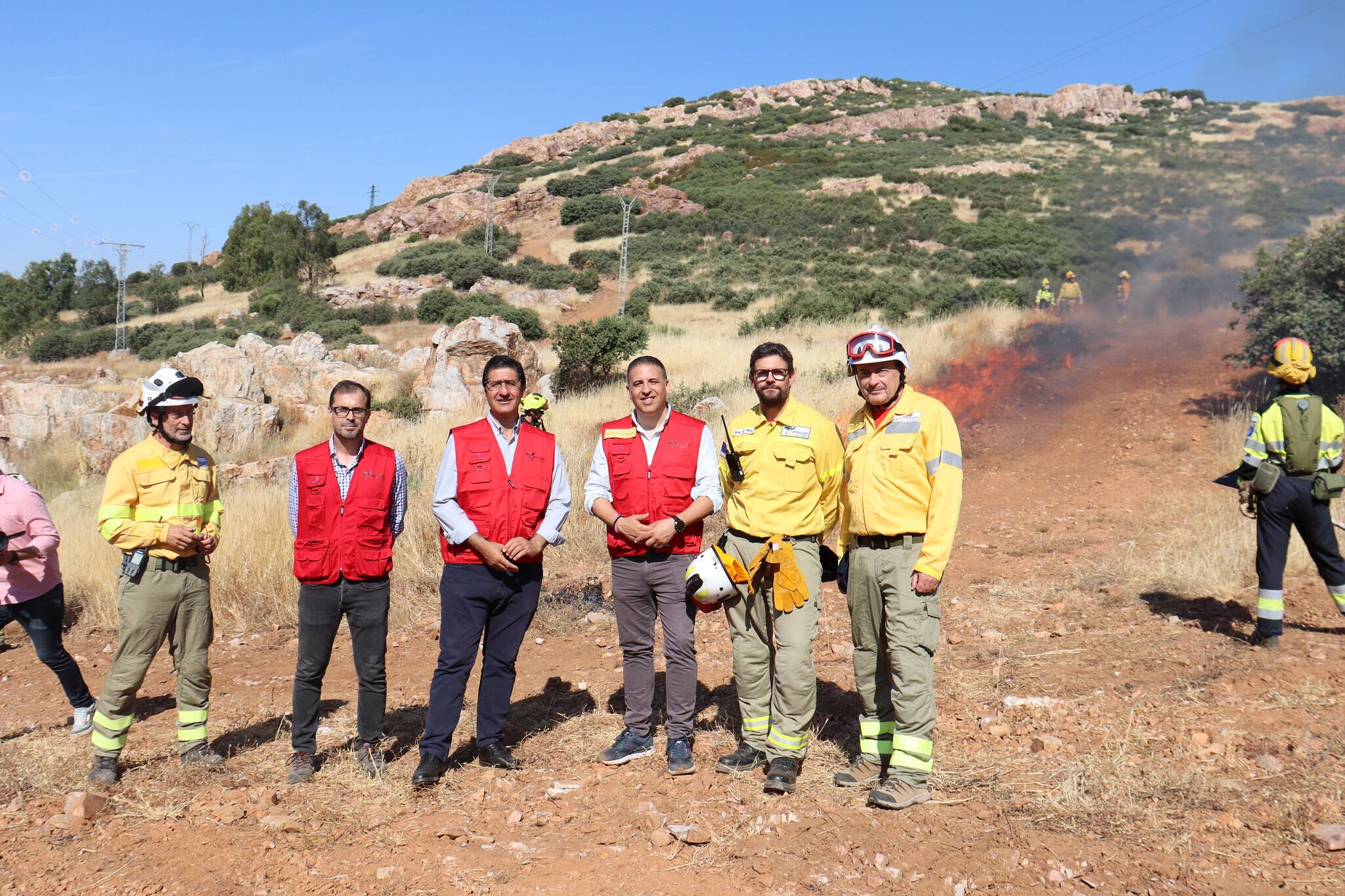 Autoridades durante las quemas controladas en Puertollano