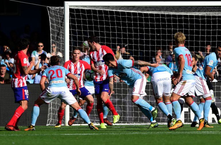 El Celta y el Atlético, en el partido de la temporada pasada en Balaídos.