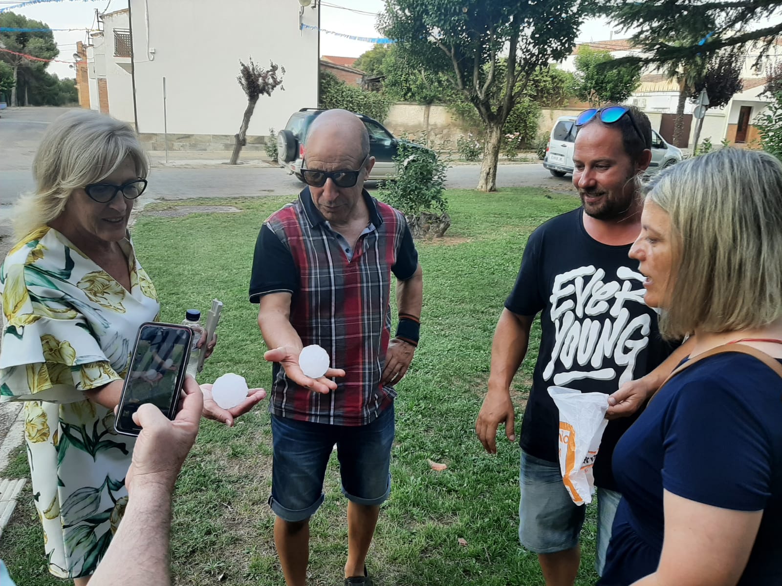 La subdelegada del Gobierno en Huesca valora el alcance de los daños por pedrisco en Vencillón, Zaidín y Osso