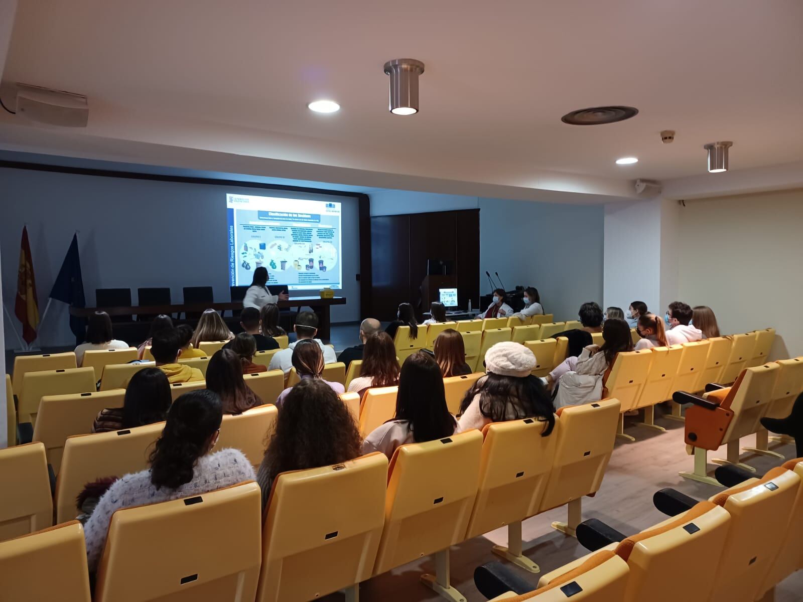 Els alumnes atenent explicacions abans d'iniciar les pràctiques