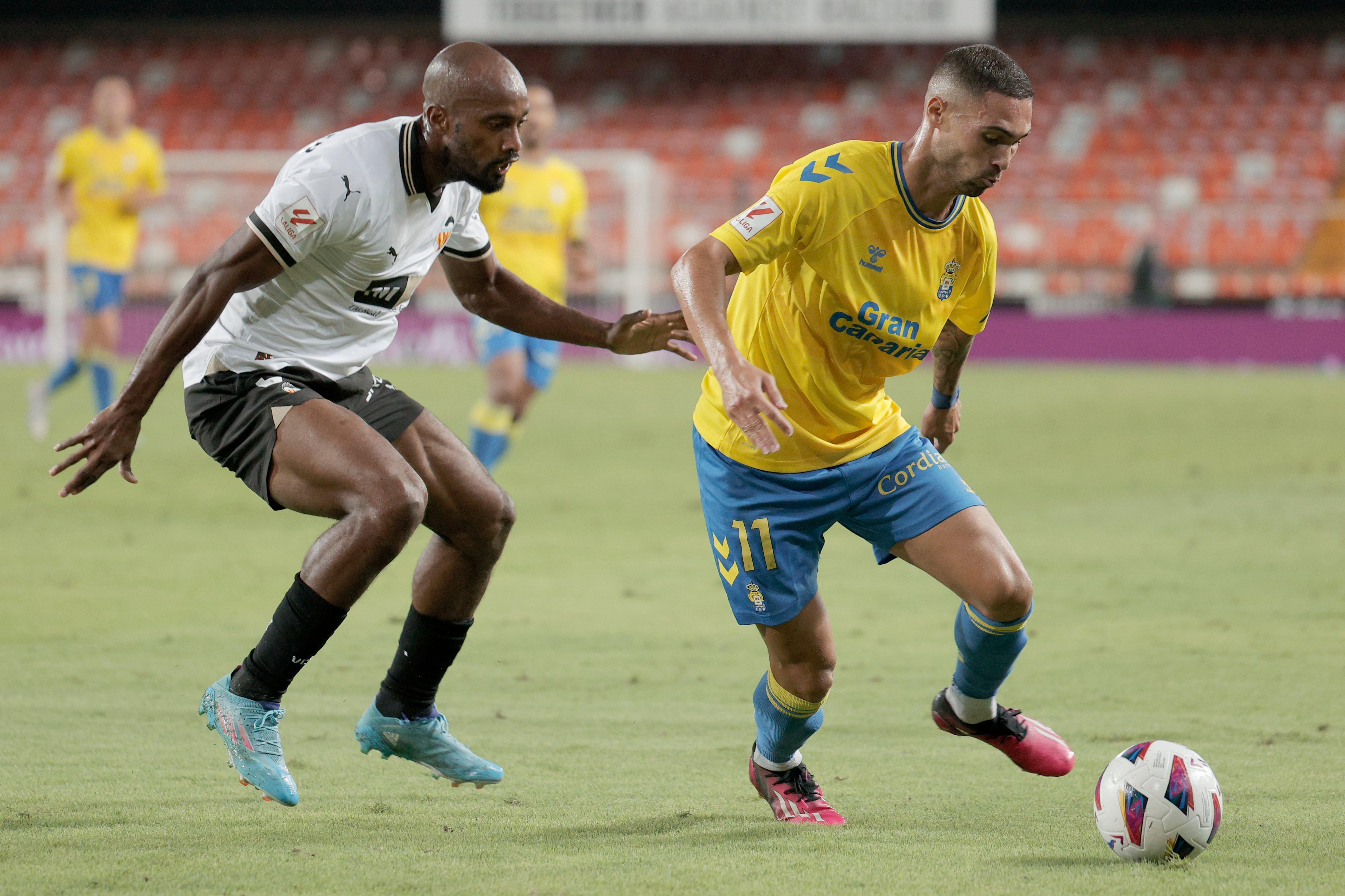 VALENCIA , 18/08/2023.- El defensa de la UD Las Palmas Benito Ramírez (d) lucha con el francés Dimitri Foulquier, del Valencia CF, durante el partido de LaLiga entre el Valencia CF y la UD Las Palmas, este viernes en el estadio de Mestalla. EFE/  Manu Bruque
