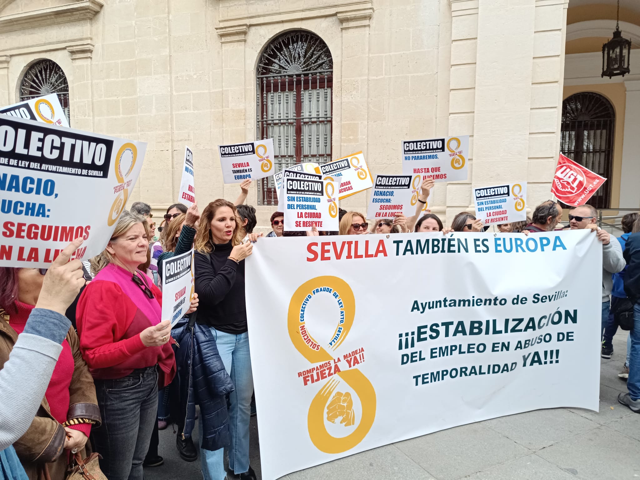 Protesta en Plaza Nueva del colectivo de interinos municipales que aseguran estar en fraude de ley al haberse quedado fuera del proceso de estabilización cumpliendo los requisitos.