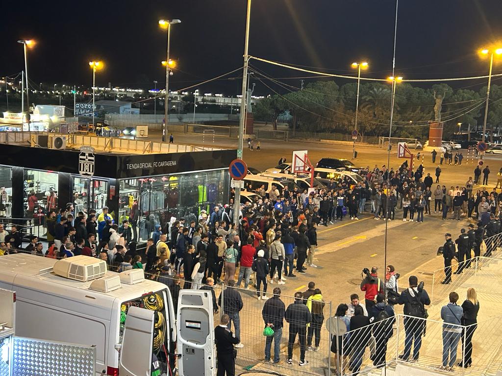 Aficionados concentrados frente a la entrada principal del Cartagonova