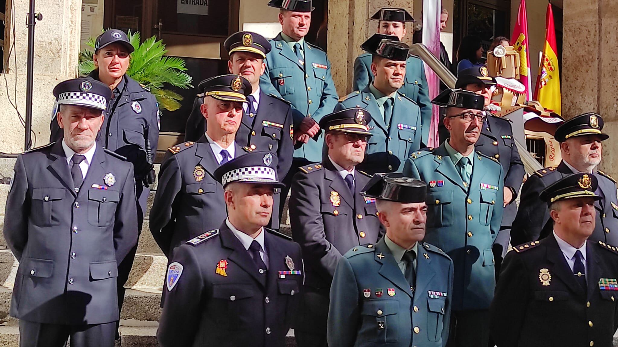 Representantes de la Guardia Civil y de la Policía Nacional en la conmemoración del 25N