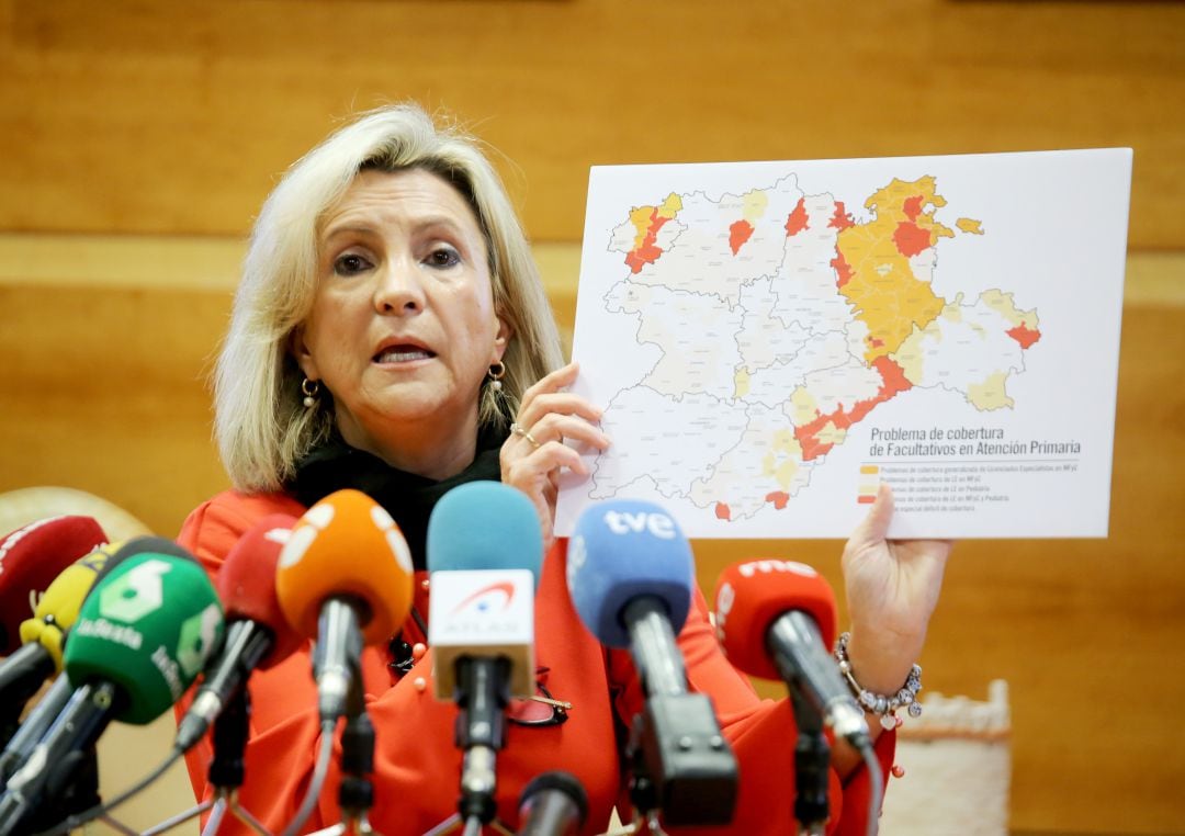 La consejera de Sanidad de Castilla y León, Verónica Casado, muestra un mapa en el que se refleja el déficit de médicos de atención primaria y pediatría en las distintas provincias y zonas de salud de la comunidad