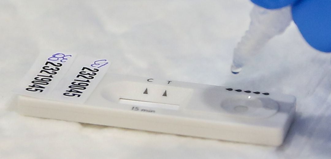 Un sanitario realiza un test de antígenos