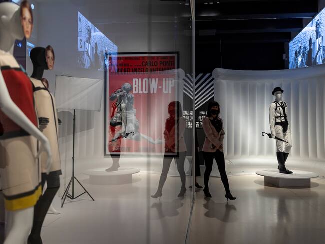 GRAF9743. MADRID, 17/02/2022.- Vista de alguno de los trajes que forman parte de la exposición "Cine y moda. Por Jean Paul Gualtier" en el Caixaforum de Madrid este jueves. La exposición presenta 80 prendas icónicas de Audrey Hepburn, Sharon Stone o Madonna donde Jean Paul Gaultier plasma su mirada sobre el cine y la moda. EFE/Rodrigo Jiménez