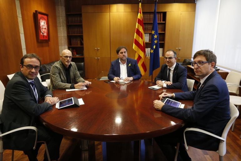 Los exconsellers del Govern Josep Rull (i), Raül Romeva (2i), Carles Mundó (d), y Jordi Turull (d), ignoraron sus ceses y celebraron el martes en el Parlament una reunión informal, presidida por Oriol Junqueras.