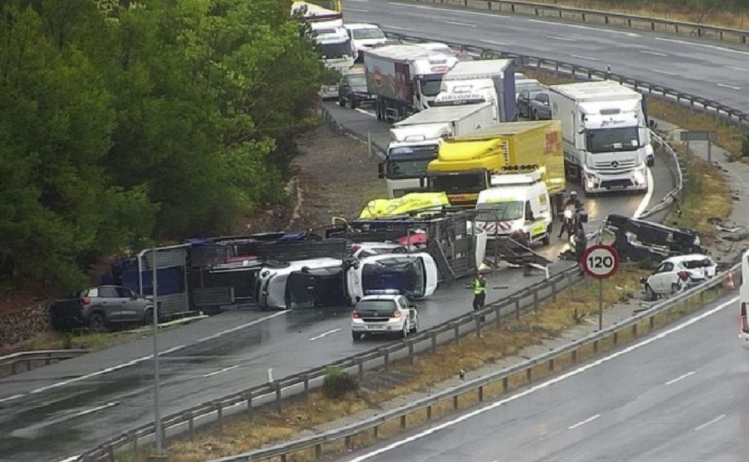 Imagen del vuelco de un camión en la Autovía A-4 