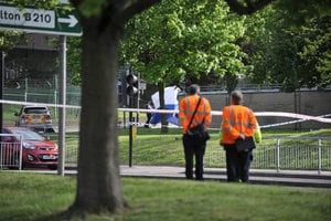 Dos agentes de policía inspeccionan el escenario donde un soldado ha muerto y otros dos han resultado heridos en un ataque con machete en Londres, Reino Unido. Según los medios británicos, dos hombres se abalanzaron sobre un soldado y lo apuñalaron al gri