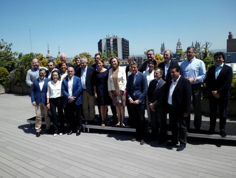 La secretaria general del PP, Dolores de Cospedal, junto a la presidenta del PP de Aragón, Luisa Fernanda Rudi, y varios dirigentes del PP 