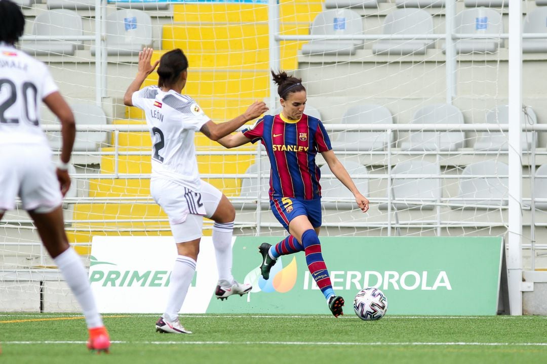 Melanie Serrano (FC Barcelona) centra un balón ante la oposición de Lucía León (Madrid CFF) en el encuentro entre las recientes campeonas de Liga Primer Iberdrola y las blancas disputado el 28 de abril en el Estadio Antiguo Canodromo. Ambas escuadras se medirán en Butarque en la primera semifinal de la Copa de la Reina.