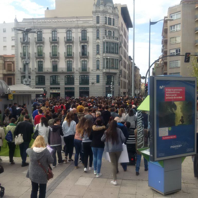 Más de 300 estudiantes han recorrido las calles de la capital en la manifestación de mediodía