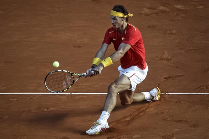 El tenista español Rafael Nadal devuelve la pelota al ucraniano Sergiy Stakhovsky, durante el partido de la eliminatoria por la permanencia en el Grupo Mundial de la Copa Davis