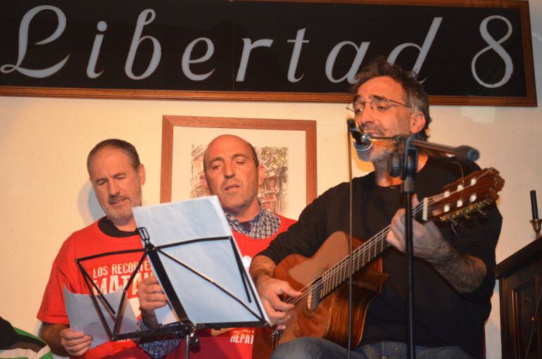 Rafa Sánchez, en un concierto con afectados por la Hepatitis C, en Libertad 8. 