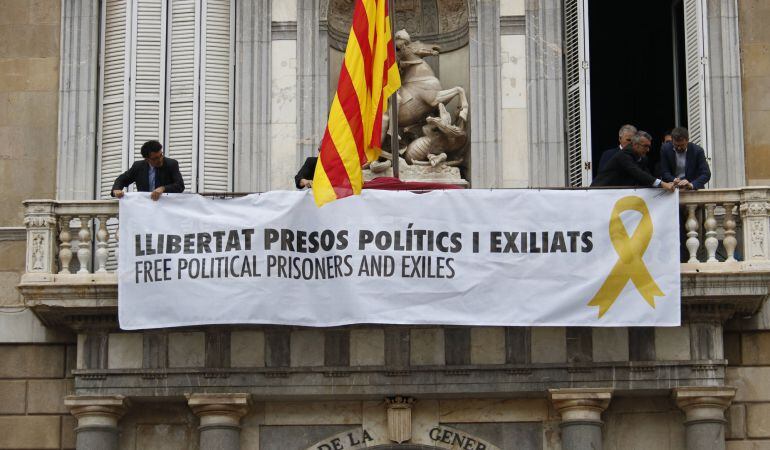 La pancarta a favor de los presos en la Generalitat