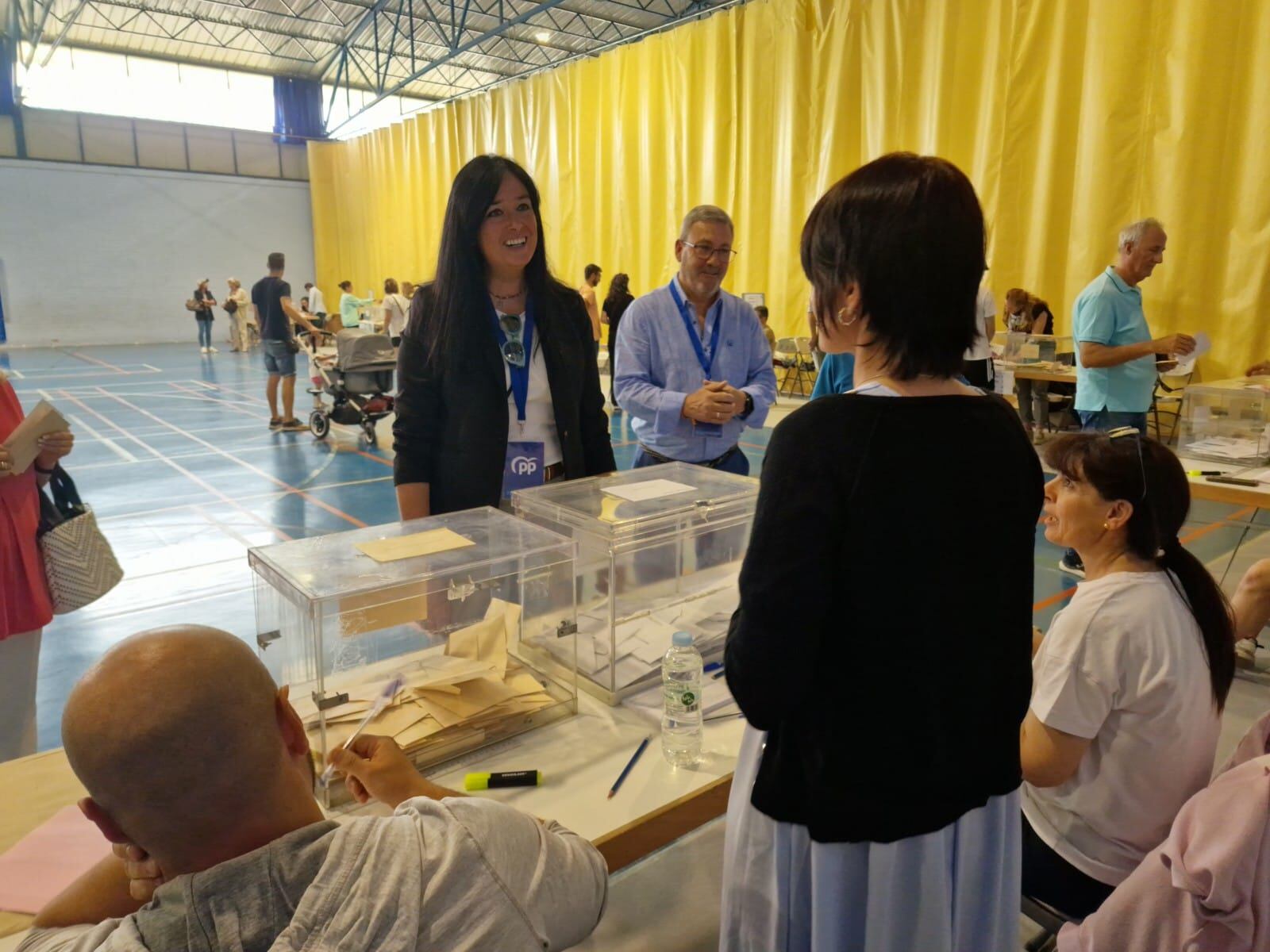 Aunque no ha votado en Huesca, Lorena Orduna, candidata del PP, acudía a un colegio electoral