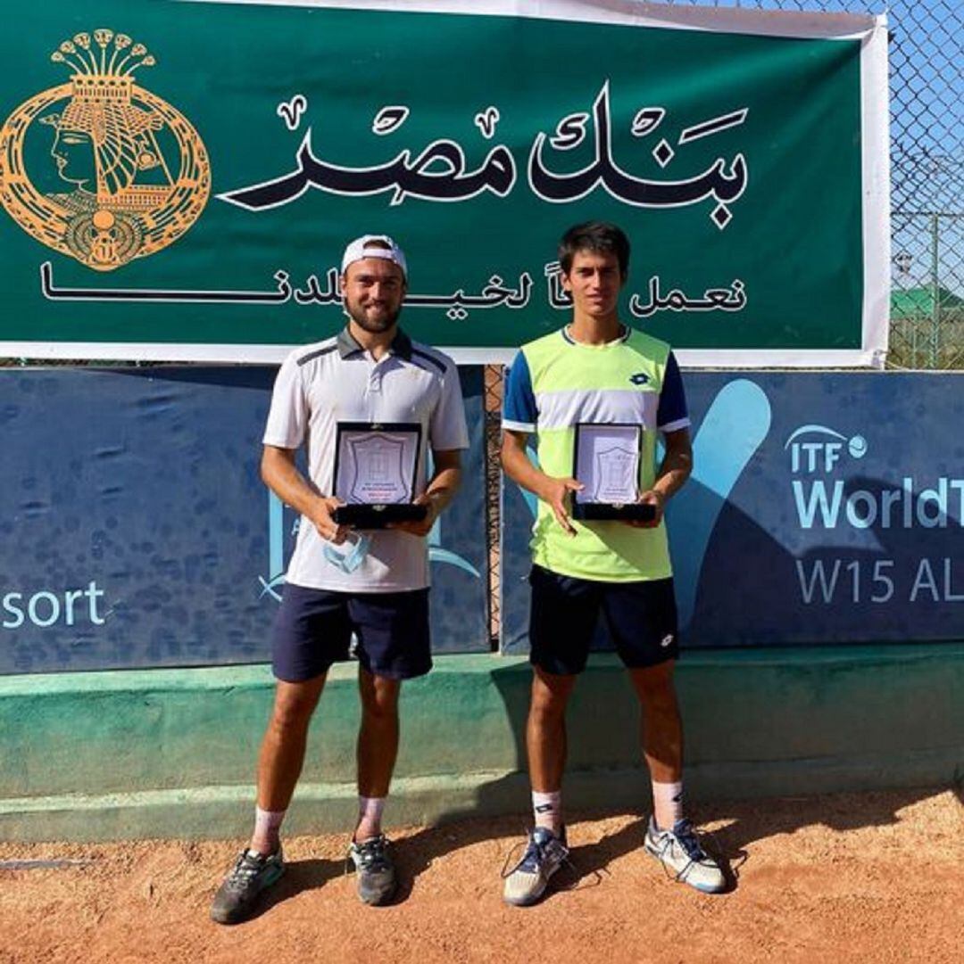 Carlos Sánchez (D) tras su primera final como tenista profesional