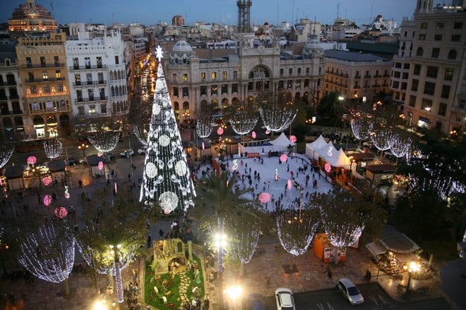 Imagen aérea del centro de la plaza del Ayuntamiento y la pista de hielo