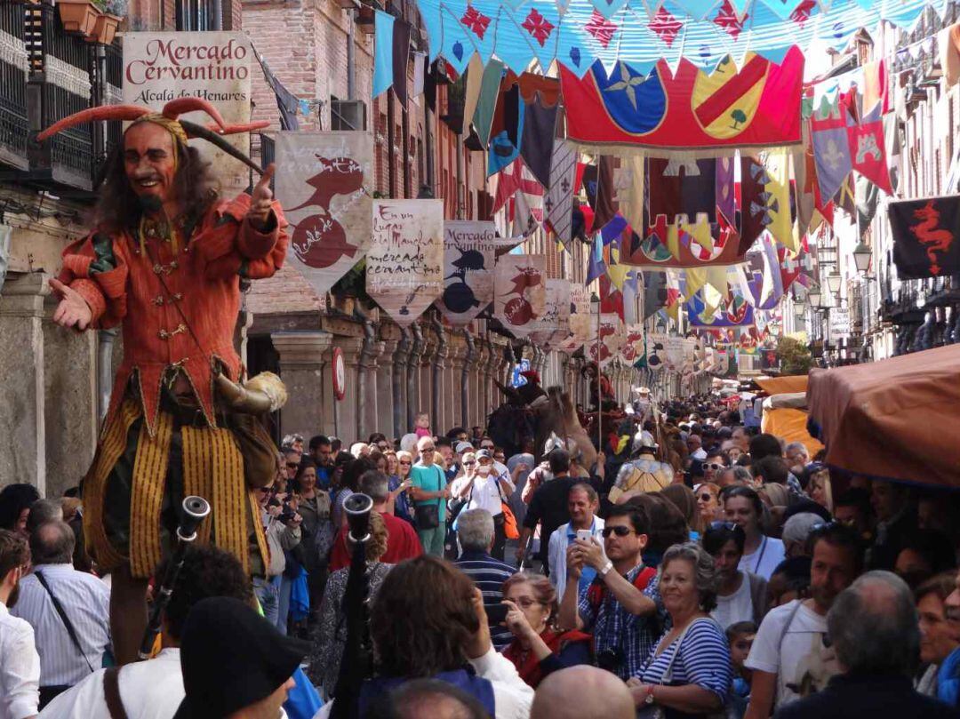 Imagen de archivo del Mercado Cervantino en la calle Mayor de Alcalá de Henares. 