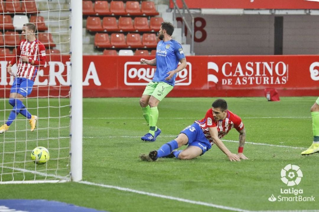 Djurdjevic observa desde el suelo cómo se cuela el balón en su primer gol al Fuenlabrada.