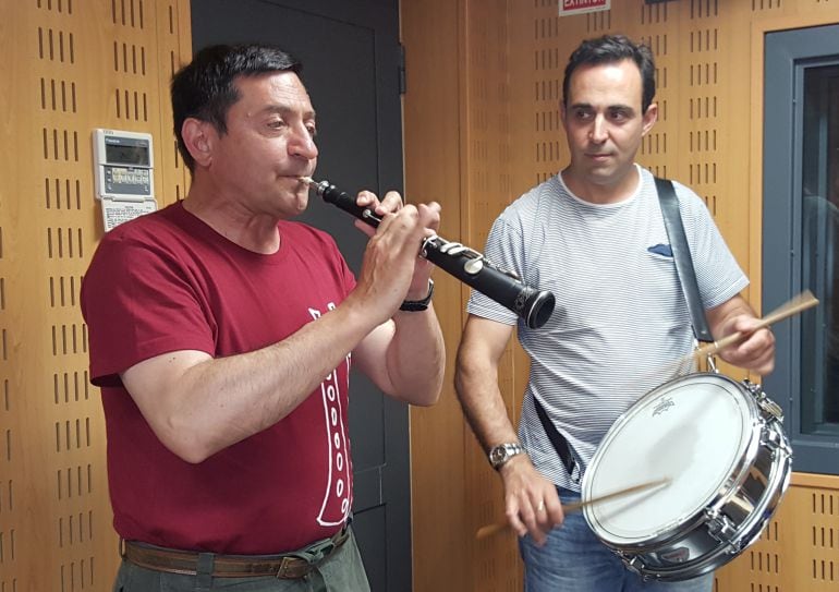 Juan Cruz Silva (i) y Miguel Abad (d) interpretan dos temas en directo para el espacio de Músicas Tradicionales de Hoy por Hoy