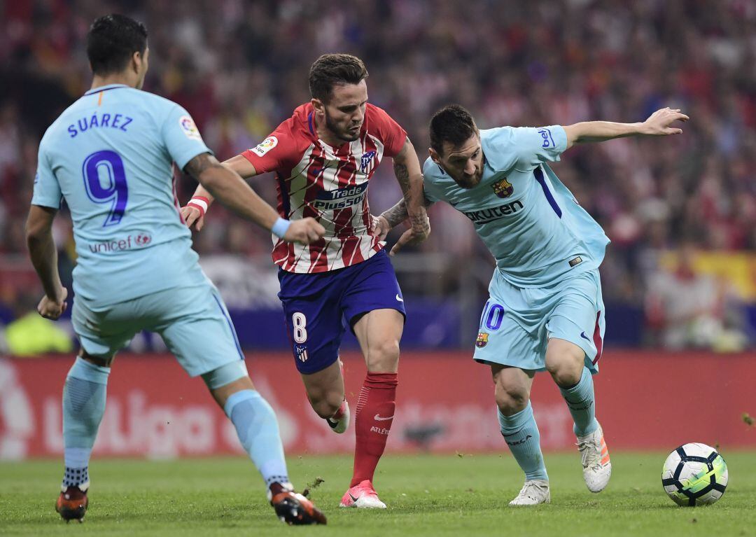Suárez, Saúl y Messi, en un Atlético - Barcelona disputado en el Wanda Metropolitano.