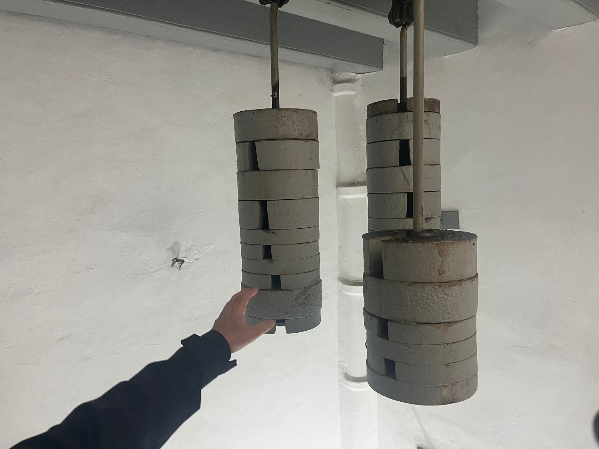 El reloj del Arsenal de Cartagena, un mecanismo del siglo XIX que sigue latiendo a mano