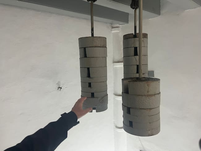 El reloj del Arsenal de Cartagena, un mecanismo del siglo XIX que sigue latiendo a mano