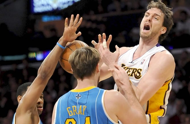 Pau Gasol  ha firmado un nuevo doble-doble tras anotar 23 puntos, capturar 16 rebotes, poner 4 tapones y dar 1 asistencia en la victoria de los Lakers ante los Nueva Orleans Hornets (102-84)