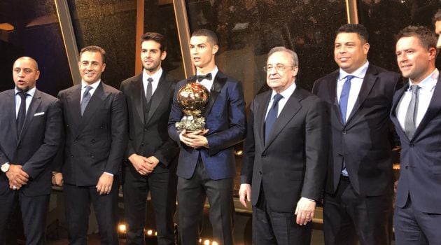 Florentino Pérez posa junto a todos los Balones de Oro del Real Madrid