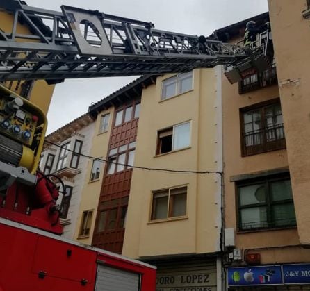 Los bomberos tuvieron que intervernir sl sábado en un edificio de la plaza del Trigo