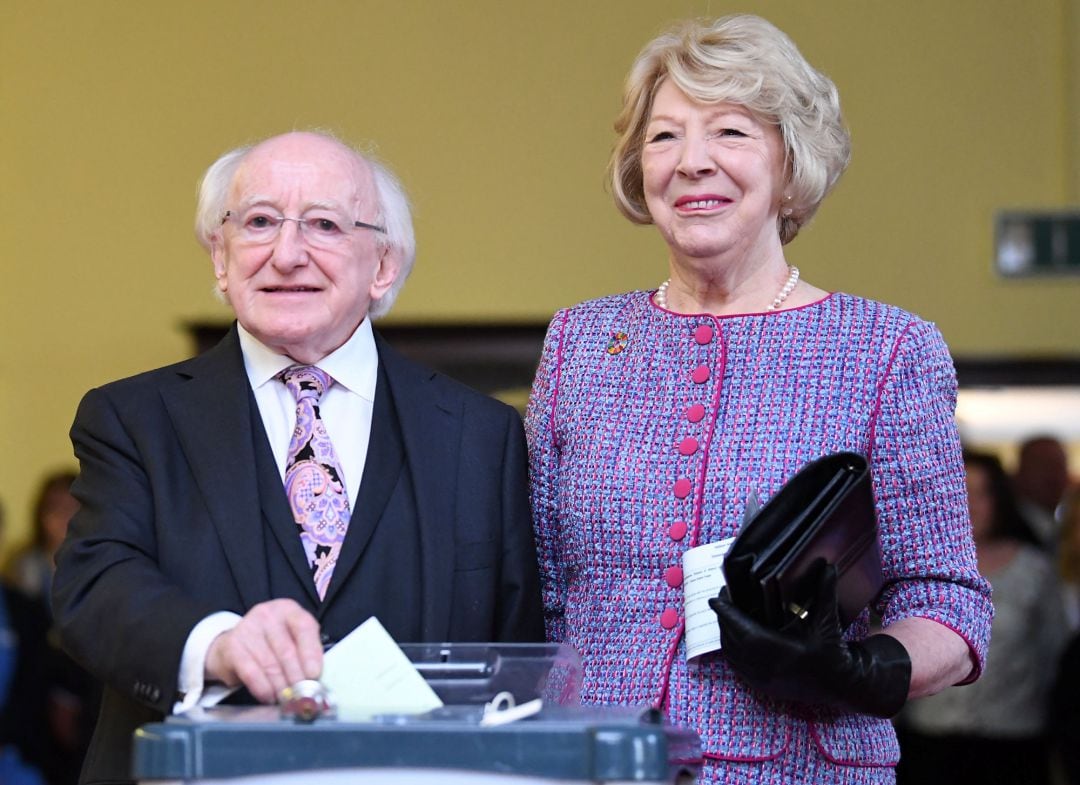 El áctual presidente, Michael D. Higgins, este viernes votando en las elecciones presidenciales