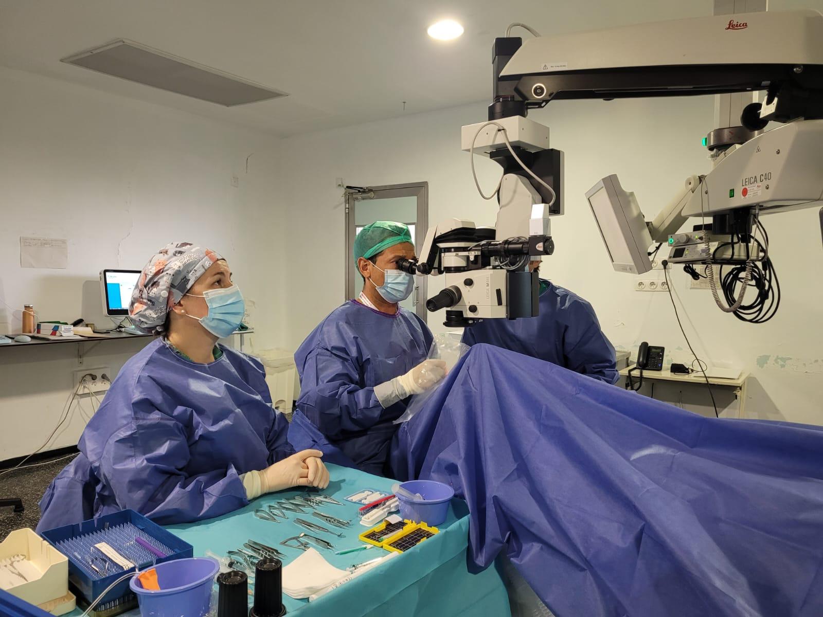 Un moment del primer trasplantament de còrnia realitzat a l&#039;hospital Mare de Déu dels Lliris d&#039;Alcoi.