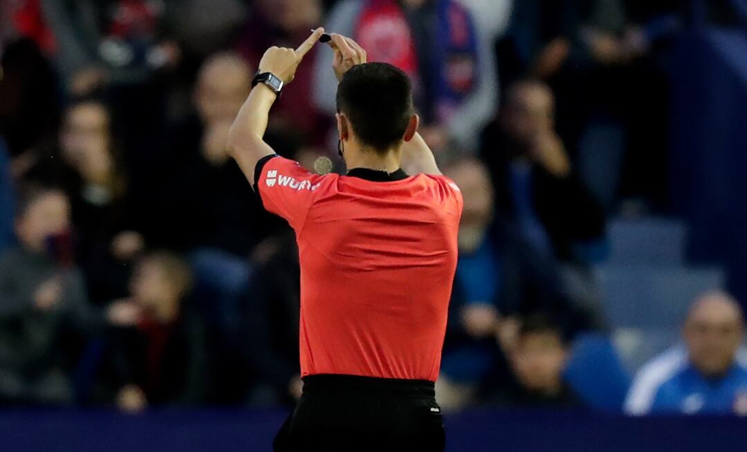 Sanchez Martínez señalando revisión al VAR