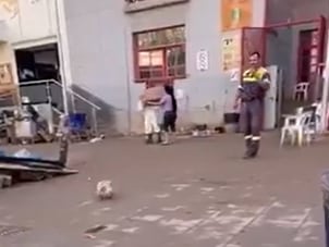 Profesional del Servicio de Emergencias de Lorca jugando a la pelota con un niño en una de las localidades afectadas por la DANA en Valencia