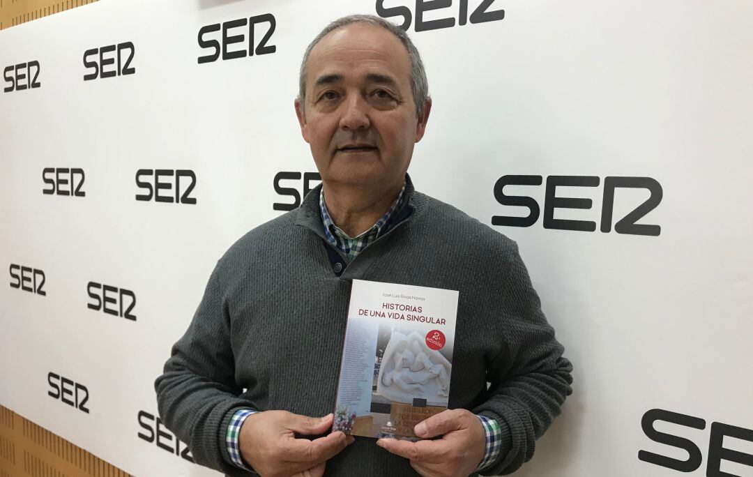 José Luis Rivas Navas posa con un ejemplar de su libro