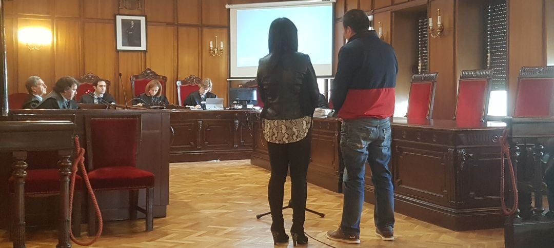 Imagen del padre testificando junto a la traductora de chino