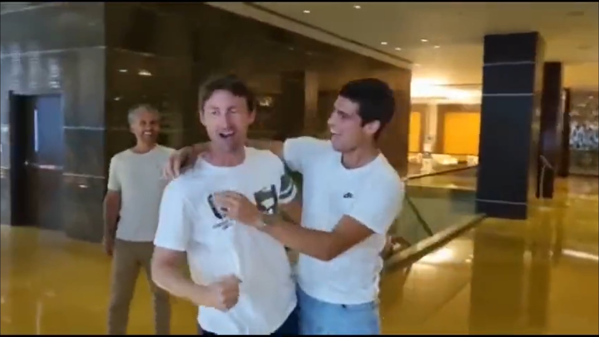 Carlos Alcaraz abraza a Juan Carlos Ferrero