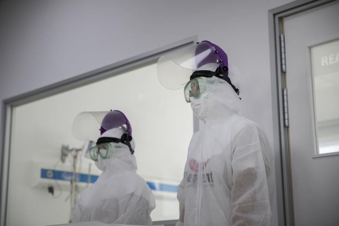 Personal sanitario se forma en la colocación y retirada del Equipo de Protección Individual (EPI) para evitar posibles contagios, durante un curso de formación en medidas de seguridad frente al coronavirus (Covid-19)