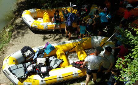 Los alumnos de infantil se preparan para la aventura en el río colocándose sus chalecos salvavidas