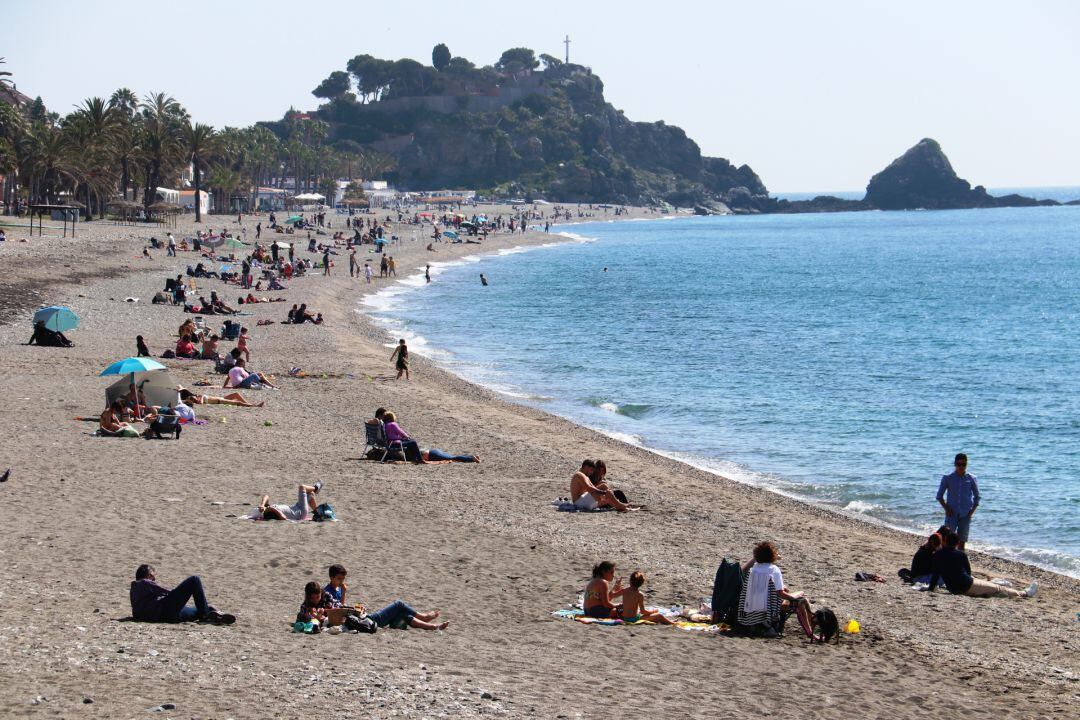 Ambiente en la playa San Cristobal de Almuñécar durante el primer fin de semana con ampliación horario de restaurantes y comercios en la costa granadina