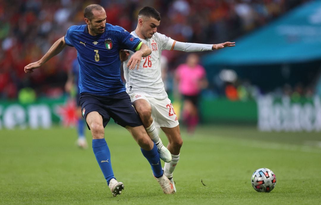 Giorgio Chiellini y Pedri, en un momento del partido